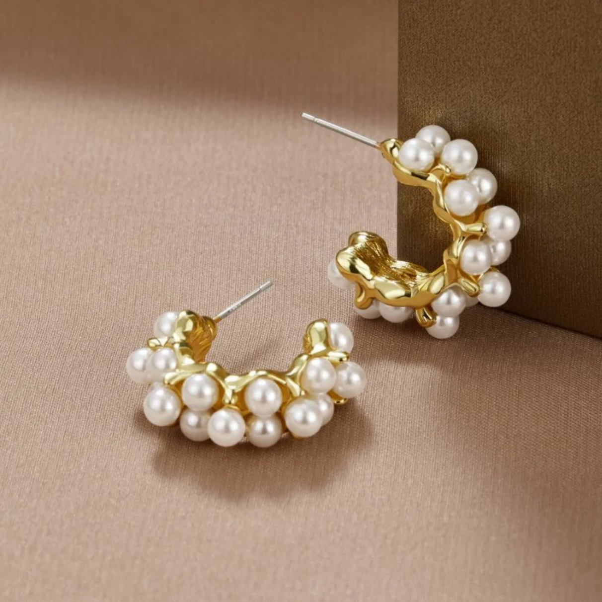 Perlenohrringe in Gold