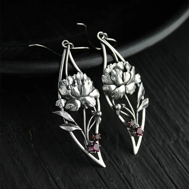 Boho Blumenohrringe mit rotem Zirkonia in Sterling Silber