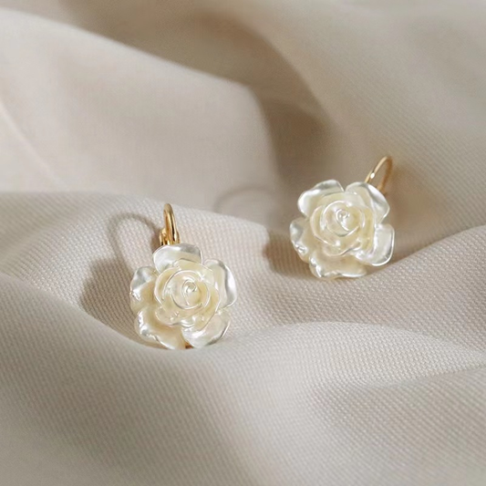 Elegante weiße Blumen-Ohrringe