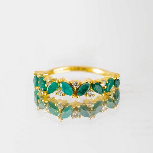 Goldring mit grünen Kristallen